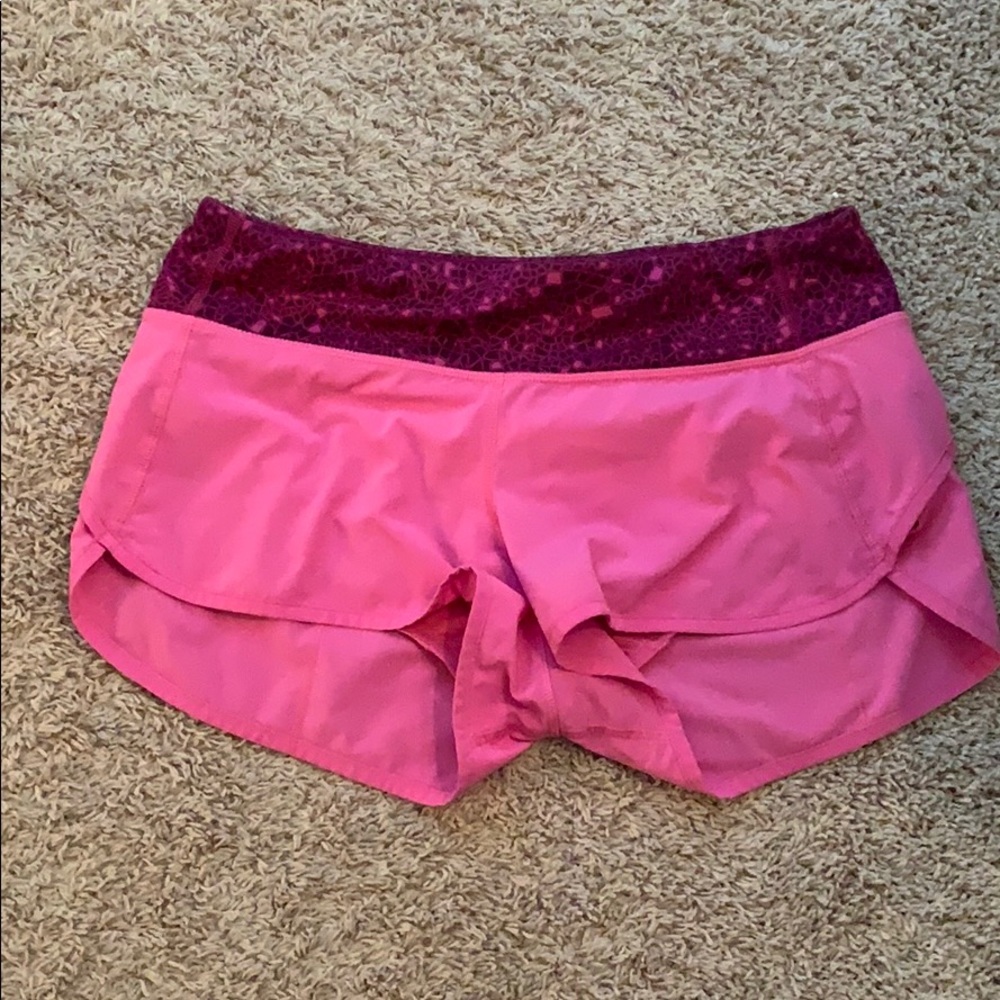 LULULEMON ATHLETICA SIZE 6 speed up short 2.5”